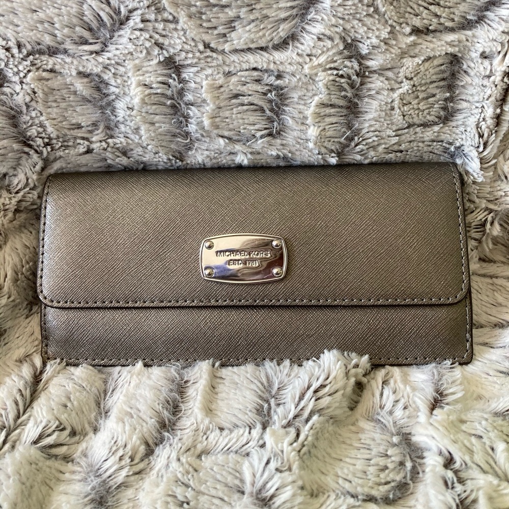 Cute Sliver/Gray Michael Kors wallet!